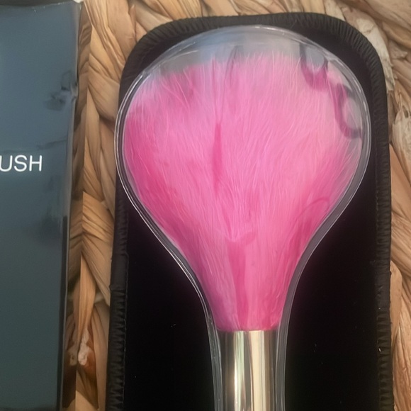 Chanel limited edition ostrich feather Pinceau Lumiere Loose Powder brush. NIB - Picture 2 of 12